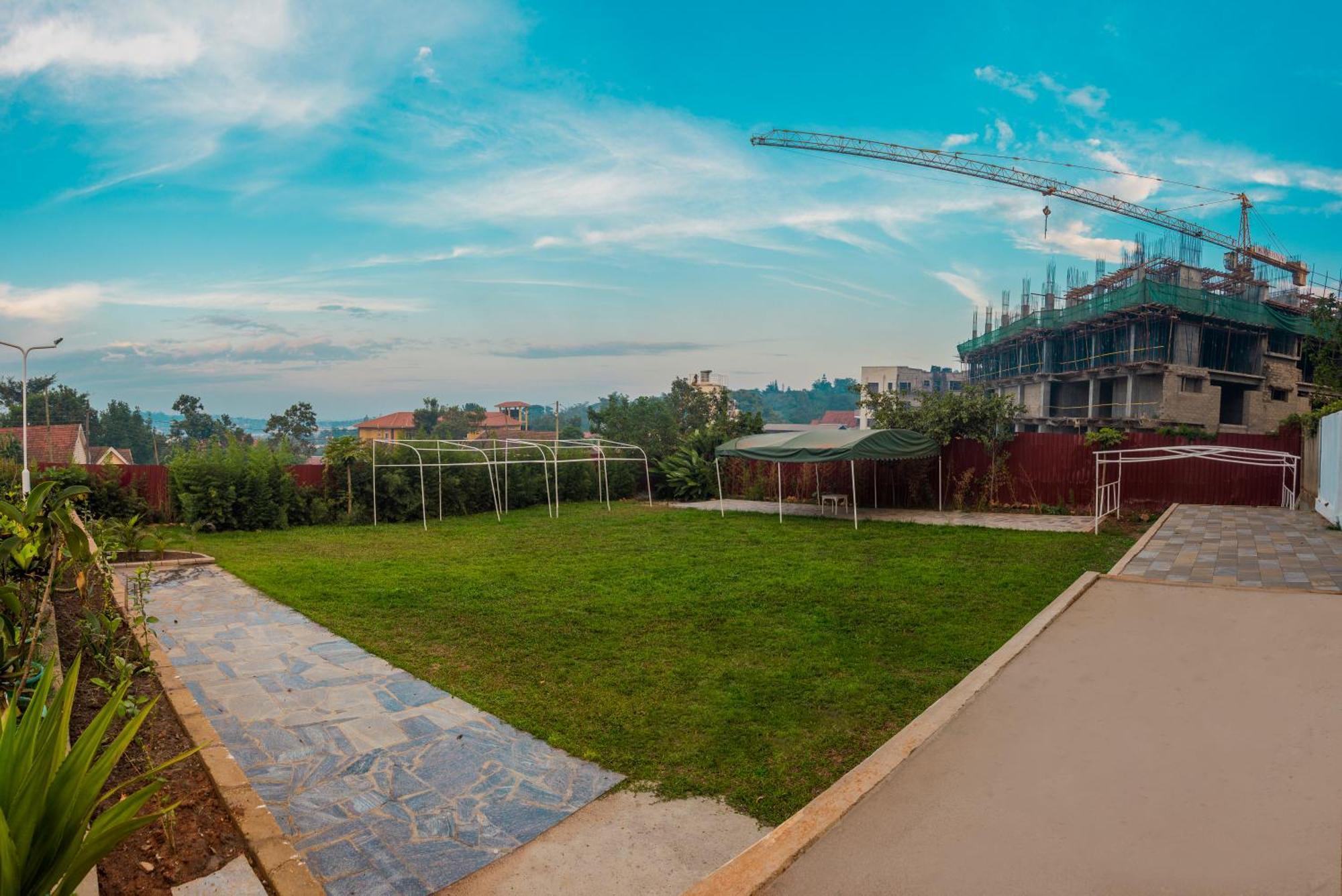 Shangri-La Hotel Muyenga Bugolobi Exterior foto